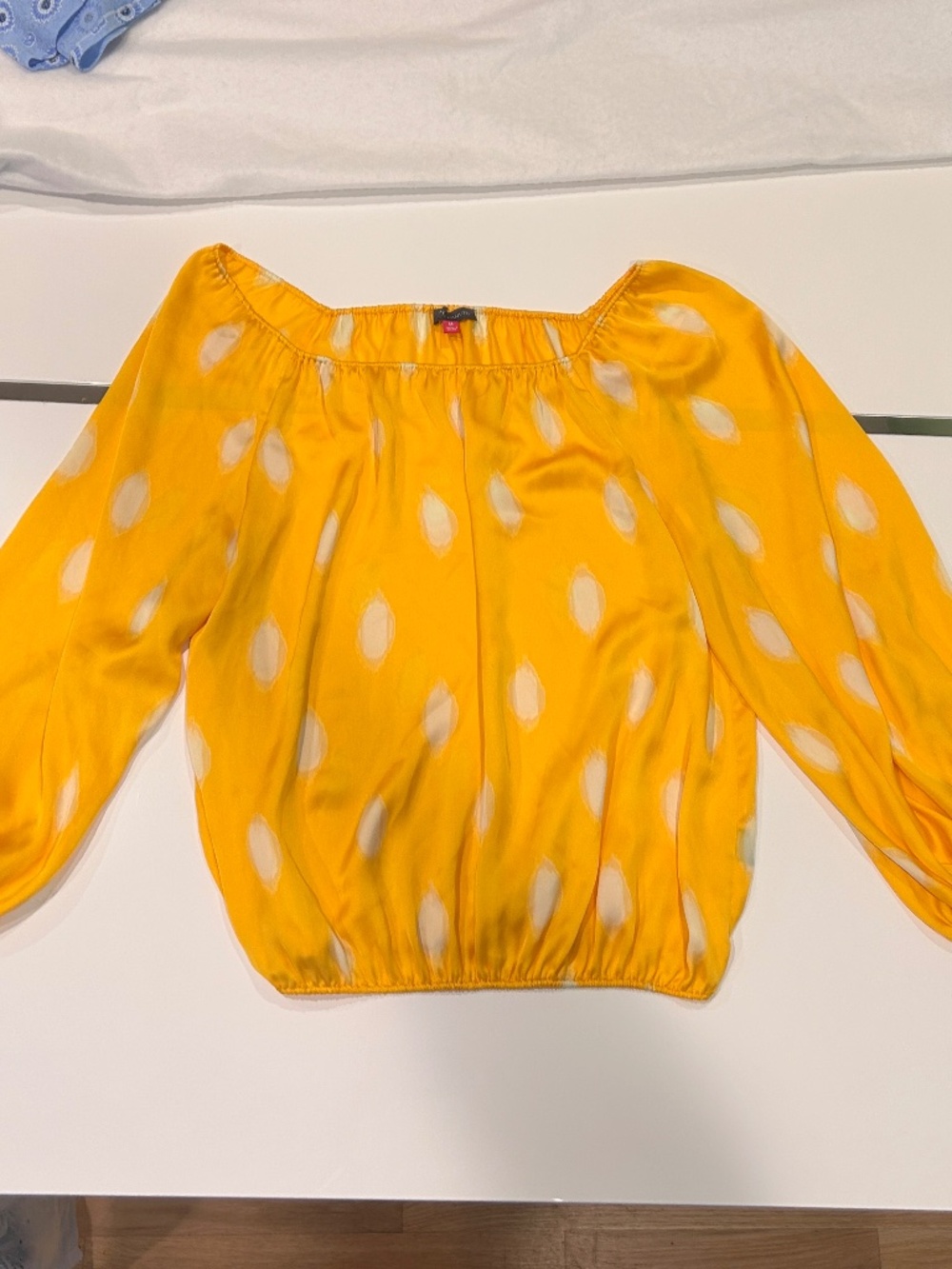 Cheerful and lightweight silk-like blouse w white feather print & puff sleeves